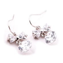 融合材质艺术 伊泰莲娜丽晶“枫尚”合金耳坠的多元魅力